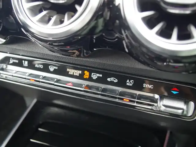メルセデス・ベンツ Ｍ・ベンツ ＧＬＢ２００ｄ 4マチック AMGライン 埼玉県 2023(令5)年 0.9万km 黒 ブラックハーフレザー/アダプティブクルーズコントロール/レーダーセーフティパッケージ/ヘッドアップディスプレイ/パークセンサー/ブラインドスポットモニター/純正ナビ/全周囲カメラ/ワイヤレス充電/ETC/前席シートヒーター/シートポジションメモリー機能/テレビはついていますが、電波が悪いのか読み込めなかったので/　一応チェックはずしています。