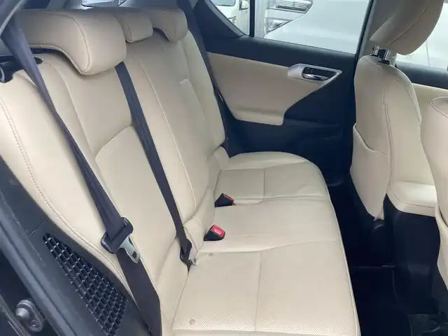 レクサス ＣＴ 200h バージョンL 兵庫県 2011(平23)年 13.6万km ブラックオパールマイカ メーカーHDDナビ/AM/FM/DVD/CD/HDD/フルセグTV/バックカメラ/革シート/革巻きステアリング/コーナーセンサー/ハンズフリー接続/パドルシフト/ステアリングスイッチ/クルーズコントロール/革巻きステアリング/オートライト/プッシュスタート/ETC/パワーシート/コーナーポール/スマートキー/カードキー/取扱説明書/保証書/ナビ取扱説明書