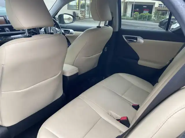 レクサス ＣＴ 200h バージョンL 兵庫県 2011(平23)年 13.6万km ブラックオパールマイカ メーカーHDDナビ/AM/FM/DVD/CD/HDD/フルセグTV/バックカメラ/革シート/革巻きステアリング/コーナーセンサー/ハンズフリー接続/パドルシフト/ステアリングスイッチ/クルーズコントロール/革巻きステアリング/オートライト/プッシュスタート/ETC/パワーシート/コーナーポール/スマートキー/カードキー/取扱説明書/保証書/ナビ取扱説明書