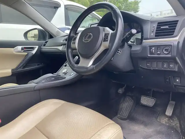 レクサス ＣＴ 200h バージョンL 兵庫県 2011(平23)年 13.6万km ブラックオパールマイカ メーカーHDDナビ/AM/FM/DVD/CD/HDD/フルセグTV/バックカメラ/革シート/革巻きステアリング/コーナーセンサー/ハンズフリー接続/パドルシフト/ステアリングスイッチ/クルーズコントロール/革巻きステアリング/オートライト/プッシュスタート/ETC/パワーシート/コーナーポール/スマートキー/カードキー/取扱説明書/保証書/ナビ取扱説明書