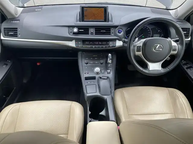 レクサス ＣＴ 200h バージョンL 兵庫県 2011(平23)年 13.6万km ブラックオパールマイカ メーカーHDDナビ/AM/FM/DVD/CD/HDD/フルセグTV/バックカメラ/革シート/革巻きステアリング/コーナーセンサー/ハンズフリー接続/パドルシフト/ステアリングスイッチ/クルーズコントロール/革巻きステアリング/オートライト/プッシュスタート/ETC/パワーシート/コーナーポール/スマートキー/カードキー/取扱説明書/保証書/ナビ取扱説明書