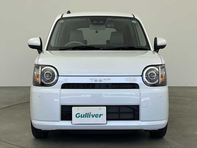 ダイハツ ミラ トコット G SA Ⅲ 兵庫県 2023(令5)年 1.1万km シャイニングホワイトパール ・社外SD７インチナビ　（CN-HA02WD）/・前後ドライブレコーダー/・スマートキー/・プッシュスタート/・オートエアコン/・Bluetoothオーディオ/・CD/USB接続/・アラウンドビューモニター/・フルセグTV/・ETC/・純正フロアマット/・シートヒーター（運転席＋助手席）/・ABS/・横滑り防止機能/・前後コーナーセンサー/・レーンキープアシスト/・誤発進抑制制御機能（前後）/・先行車発進お知らせ機能/・オートライト/・オートマチックハイビーム/・W＋サイドエアバック/・カーテンエアバック/・衝突被害軽減システム/・スーパーUV＆IRカットガラス（フロントウィンドウ/フロントドア）/・スーパークリーンエアフィルター/・運転席シートリフター/チルトステアリング/・スイッチ式バックドアオープナー/・TFTマルチインフォメーションディスプレイ/・単眼メーター（盤面発光・メッキメーターリング付）/・オート格納式カラードドアミラー/・車速感応式オートパワードアロック（全ドア）/・ワンタッチシグナル機能付方向指示スイッチ/・歩行者傷害軽減ボディ/・プリテンショナー＆フォースリミッター機能付３点式ELRシートべルト