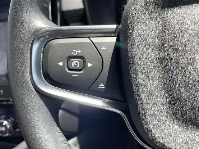 ボルボ ＸＣ４０ リチャージPHV T5 インスクリプション 東京都 2021(令3)年 3.3万km オニキスブラックP HDDナビ/12セグTV/360°カメラ/ガラスサンルーフ/Harman/Kardon/AppleCarPlay/AndroidAuto/赤革シート/前席パワーシート/全席シートヒーター/ステアリングヒーター/充電ケーブル/アダプティブクルーズコントロール/ブラインドスポットアシスト/レーンキープアシスト/パワーバックドア/純正19inchAW/保証書