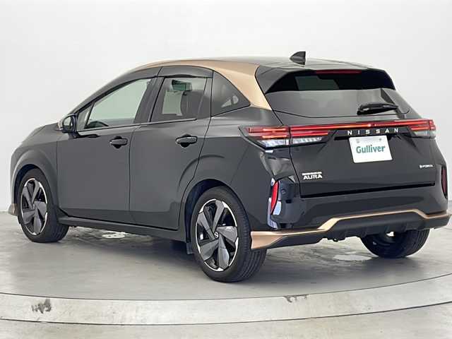日産 オーラ G レザーエディション 宮城県 2023(令5)年 0.6万km ミッドナイトブラック/サンライズカッパー BOSE/プロパイロット/車線逸脱警報/標識認識機能/エマージェンシーブレーキ/ふらつき警報/デジタルインナーミラー/純正9型ナビ(AM/FM/BT)/Bluetooth/フルセグTV/USB入力端子/アラウンドビューモニター/置き充/ETC2.0/レザーシート/プッシュスタート/スマートキー/スペアキー/オートライト/オートマチックハイビーム/LEDヘッドライト/純正フロアマット/純正17インチアルミホイール