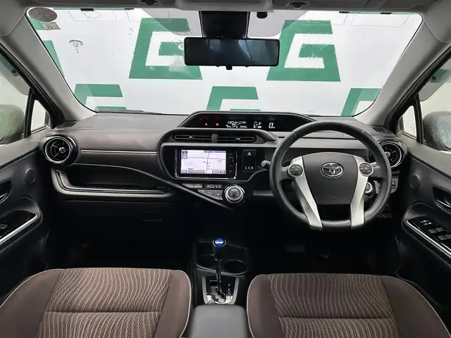 トヨタ アクア G 鹿児島県 2016(平28)年 5.9万km シルバーM 禁煙車/純正ナビ/(フルセグ/Bluetooth/DVD/CD)/バックカメラ/社外ETC/クルーズコントロール/トヨタセーフティセンスＣ/　・プリクラッシュセーフティシステム（対車両）/　・レーンディパーチャーアラート/　・オートマチックハイビーム/ステアリングリモコン/電動格納ミラー/ステアリングリモコン/純正フロアマット/ドアバイザー/オートライト/ECO/EVモード