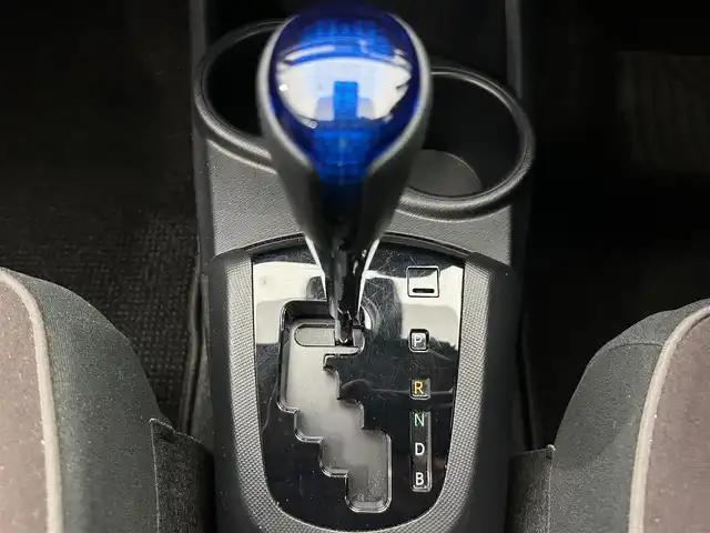トヨタ アクア G 鹿児島県 2016(平28)年 5.9万km シルバーM 禁煙車/純正ナビ/(フルセグ/Bluetooth/DVD/CD)/バックカメラ/社外ETC/クルーズコントロール/トヨタセーフティセンスＣ/　・プリクラッシュセーフティシステム（対車両）/　・レーンディパーチャーアラート/　・オートマチックハイビーム/ステアリングリモコン/電動格納ミラー/ステアリングリモコン/純正フロアマット/ドアバイザー/オートライト/ECO/EVモード