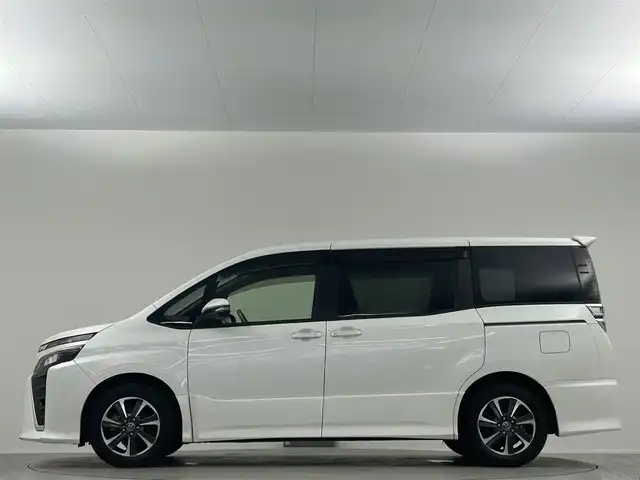 トヨタ ヴォクシー ZS 埼玉県 2017(平29)年 3.1万km ホワイトパールクリスタルシャイン 純正９型ナビ　ＮＳＺＴ－Ｙ６６Ｔ　フルセグ　ＢＴ　ＤＶＤ　純正１２型フリップダウンモニター　両側電動スライド　バックカメラ　クルーズコントロール　純正ドアバイザー　純正フロアマット　ＬＥＤへッドライト