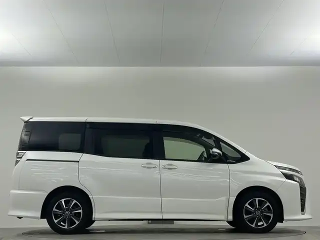 トヨタ ヴォクシー ZS 埼玉県 2017(平29)年 3.1万km ホワイトパールクリスタルシャイン 純正９型ナビ　ＮＳＺＴ－Ｙ６６Ｔ　フルセグ　ＢＴ　ＤＶＤ　純正１２型フリップダウンモニター　両側電動スライド　バックカメラ　クルーズコントロール　純正ドアバイザー　純正フロアマット　ＬＥＤへッドライト