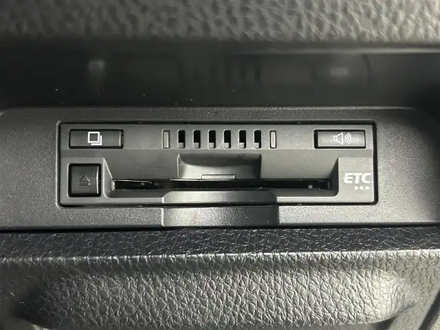 トヨタ ヴォクシー ZS 埼玉県 2017(平29)年 3.1万km ホワイトパールクリスタルシャイン 純正９型ナビ　ＮＳＺＴ－Ｙ６６Ｔ　フルセグ　ＢＴ　ＤＶＤ　純正１２型フリップダウンモニター　両側電動スライド　バックカメラ　クルーズコントロール　純正ドアバイザー　純正フロアマット　ＬＥＤへッドライト