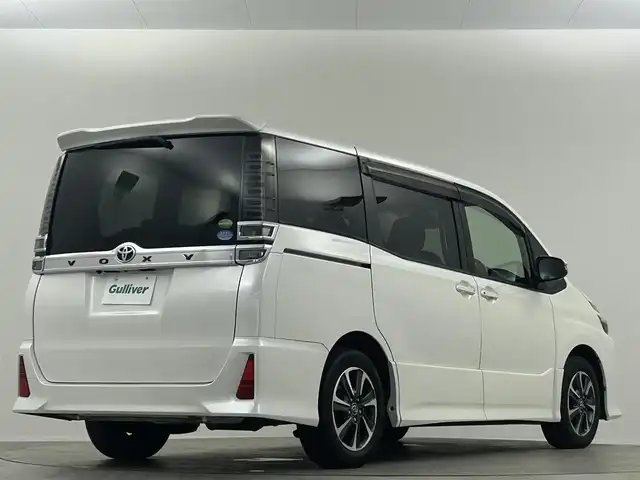 トヨタ ヴォクシー ZS 埼玉県 2017(平29)年 3.1万km ホワイトパールクリスタルシャイン 純正９型ナビ　ＮＳＺＴ－Ｙ６６Ｔ　フルセグ　ＢＴ　ＤＶＤ　純正１２型フリップダウンモニター　両側電動スライド　バックカメラ　クルーズコントロール　純正ドアバイザー　純正フロアマット　ＬＥＤへッドライト