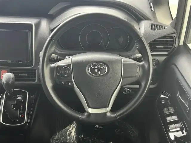 トヨタ ヴォクシー ZS 埼玉県 2017(平29)年 3.1万km ホワイトパールクリスタルシャイン 純正９型ナビ　ＮＳＺＴ－Ｙ６６Ｔ　フルセグ　ＢＴ　ＤＶＤ　純正１２型フリップダウンモニター　両側電動スライド　バックカメラ　クルーズコントロール　純正ドアバイザー　純正フロアマット　ＬＥＤへッドライト