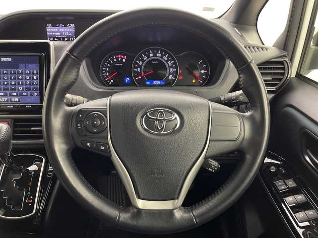 トヨタ ヴォクシー ZS 愛知県 2017(平29)年 3.1万km ホワイトパールクリスタルシャイン 純正９型ナビ（ＮＳＺＴ－Ｙ６６Ｔ）/・フルセグTV/・Bluetooth接続/・CD/DVD/バックカメラ/純正１２型フリップダウンモニター/両側電動スライドドア/クルーズコントロール/純正ドアバイザー/純正フロアマット/ＬＥＤオートライト/オートハイビーム/トヨタセーフティセンスC/・プリクラッシュセーフティ/・レーンディパーチャーアラート/先行車発進告知機能/LEDフォグランプ