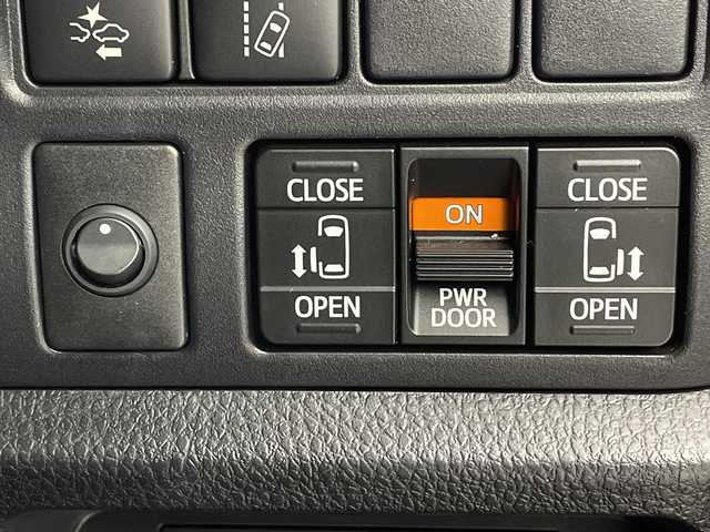 トヨタ ヴォクシー ZS 愛知県 2017(平29)年 3.1万km ホワイトパールクリスタルシャイン 純正９型ナビ（ＮＳＺＴ－Ｙ６６Ｔ）/・フルセグTV/・Bluetooth接続/・CD/DVD/バックカメラ/純正１２型フリップダウンモニター/両側電動スライドドア/クルーズコントロール/純正ドアバイザー/純正フロアマット/ＬＥＤオートライト/オートハイビーム/トヨタセーフティセンスC/・プリクラッシュセーフティ/・レーンディパーチャーアラート/先行車発進告知機能/LEDフォグランプ