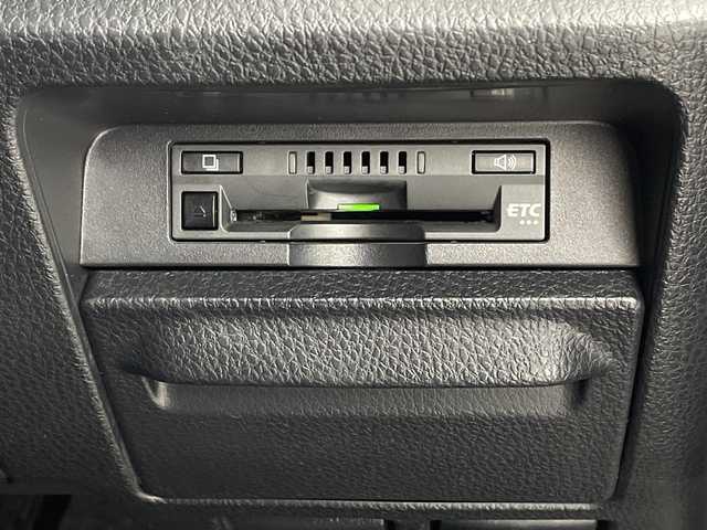 トヨタ ヴォクシー ZS 愛知県 2017(平29)年 3.1万km ホワイトパールクリスタルシャイン 純正９型ナビ（ＮＳＺＴ－Ｙ６６Ｔ）/・フルセグTV/・Bluetooth接続/・CD/DVD/バックカメラ/純正１２型フリップダウンモニター/両側電動スライドドア/クルーズコントロール/純正ドアバイザー/純正フロアマット/ＬＥＤオートライト/オートハイビーム/トヨタセーフティセンスC/・プリクラッシュセーフティ/・レーンディパーチャーアラート/先行車発進告知機能/LEDフォグランプ