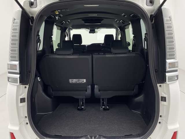 トヨタ ヴォクシー ZS 愛知県 2017(平29)年 3.1万km ホワイトパールクリスタルシャイン 純正９型ナビ（ＮＳＺＴ－Ｙ６６Ｔ）/・フルセグTV/・Bluetooth接続/・CD/DVD/バックカメラ/純正１２型フリップダウンモニター/両側電動スライドドア/クルーズコントロール/純正ドアバイザー/純正フロアマット/ＬＥＤオートライト/オートハイビーム/トヨタセーフティセンスC/・プリクラッシュセーフティ/・レーンディパーチャーアラート/先行車発進告知機能/LEDフォグランプ