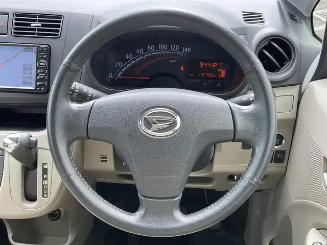 ダイハツ ムーヴ X SA 道央・札幌 2013(平25)年 13.3万km パールホワイトⅢ ４WD/純正ディーラーOPナビ/CD/SD/USB/ワンセグ/スマートアシスト/衝突被害軽減ブレーキ/横滑り防止装置/バックカメラ/ETC/エコアイドル/プッシュスタート/スマートキー/LEDヘッドライト/オートライト/ヘッドライトレベライザー/電動格納ミラー/純正フロアマット/ドアバイザー/スペアキー/純正AW付冬タイヤ積込/155/65/R14/2019年/山5mm