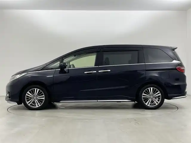 ホンダ オデッセイ ハイブリッド アブソルート・EXホンダセンジング 群馬県 2020(令2)年 2.4万km プレミアムヴィーナスブラックP 純正9インチHondaインターナビ/（フルセグＴＶ/BT/CD/DVD/AM/FM）/ビルトインETC2.0/===============/マルチビューカメラシステム/スマートパーキングアシスト/両側パワースライドドア/前席シートヒーター/前席パワーシート/後退出庫サポート/ブラインドスポットモニター/ホンダセンシング/・衝突軽減ブレーキ〈CMBS〉/・誤発進抑制機能/・歩行者事故低減ステアリング/・路外逸脱抑制機能/・渋滞追従機能付ACC〈アダプティブ・クルーズ・コントロール〉/・LKAS〈車線維持支援システム〉/・先行車発進お知らせ機能/・標識認識機能/AC100V電源/デジタルミラー型ドライブレコーダー/大型アームレスト・センターコンソール