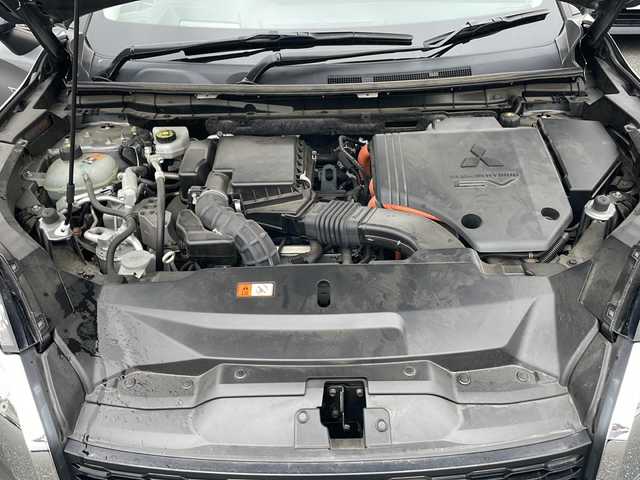 三菱 アウトランダー ＰＨＥＶ G 岩手県 2022(令4)年 6.3万km チタニウムグレーメタリック 純正メモリナビ/全周囲モニター/パドルシフト/パワーバックドア/AC1500W電源/ワイヤレス充電/レーダークルーズコントロール/ステアリングヒーター/シートヒーター/パワーシート/ハーフレザーシート/ETC2.0/電動格納ミラー/純正フロアマット/横滑り防止装置/盗難防止装置/LEDヘッドライト/フォグランプ