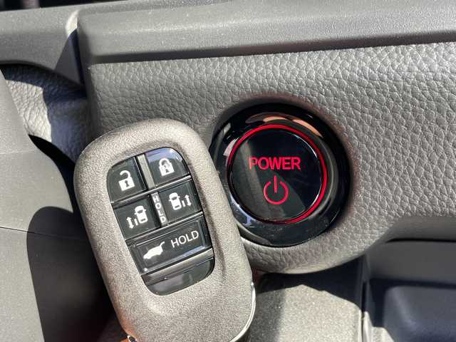 ホンダ ステップワゴン eHEV エアー EX 愛知県 2025(令7)年 0.1千km プラチナホワイトパール 登録済未使用車/純正11.4型ナビ/フリップダウンモニター１５．６型/両側パワースライドドア/レーダークルーズコントロール/シートヒーター/バックカメラ/電動リアゲート/コーナーセンサー/純正アルミホイール/ブラインドスポットモニター/LEDヘッドライト/パドルシフト/リアオートエアコン/オートマチックハイビーム/フルセグ/CD DVD/Bluetooth/ステアリングスイッチ/スマートキー/プッシュスタート