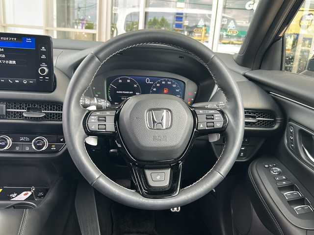 ホンダ ＺＲ－Ｖ ハイブリッド e:HEV Z ブラックスタイル 静岡県 2025(令7)年 0.4万km クリスタルブラックパール 純正メモリナビ/・フルセグＴＶ/・Bluetooth/・AppleCarPlay/・Android Auto/・USB/・AM/・FM/主要装備/・BOSEプレミアムサウンド/・ワイヤレス充電/・衝突軽減/・レーンキープ/・追従クルコン/・BSM/・コーナーセンサー前/・全方位カメラ/・レザーシート/・パワーシートD/N席/・シートヒーターD/N席/・ハンドルヒーター/・電動リアゲート/・ETC2.0/・ドラレコ前後/・LEDヘッドライト/・オートハイビーム/・ステリモ/・純正フロアマット/・純正アルミホイール