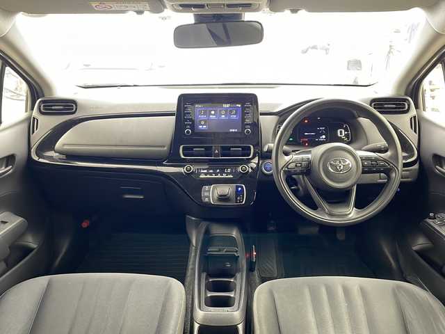 トヨタ アクア X 兵庫県 2022(令4)年 6.2万km プラチナホワイトパールマイカ ・純正ディスプレイオーディオ/・Bluetooth/Miracast/Apple car play//・トヨタセーフティセンス/・レーントレーシングアシスト/・プリクラッシュセーフティ/・ロードサインアシスト/・先行車発進告知機能/・後退速度抑制/・横滑り防止装置/・オートハイビーム/・レーダークルーズコントロール/・ステアリングリモコン/・AC100V充電/・電動格納ミラー/・社外フロアマット/・LEDヘッドライト/・プッシュスタートボタン/・スマートキー