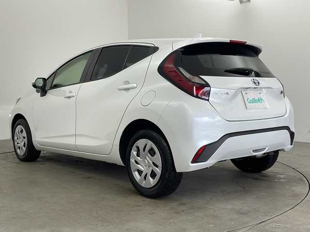 トヨタ アクア X 兵庫県 2022(令4)年 6.2万km プラチナホワイトパールマイカ ・純正ディスプレイオーディオ/・Bluetooth/Miracast/Apple car play//・トヨタセーフティセンス/・レーントレーシングアシスト/・プリクラッシュセーフティ/・ロードサインアシスト/・先行車発進告知機能/・後退速度抑制/・横滑り防止装置/・オートハイビーム/・レーダークルーズコントロール/・ステアリングリモコン/・AC100V充電/・電動格納ミラー/・社外フロアマット/・LEDヘッドライト/・プッシュスタートボタン/・スマートキー