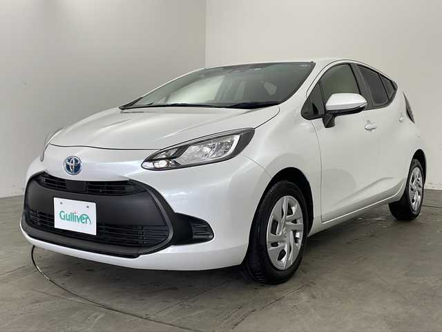 トヨタ アクア X 兵庫県 2022(令4)年 6.2万km プラチナホワイトパールマイカ ・純正ディスプレイオーディオ/・Bluetooth/Miracast/Apple car play//・トヨタセーフティセンス/・レーントレーシングアシスト/・プリクラッシュセーフティ/・ロードサインアシスト/・先行車発進告知機能/・後退速度抑制/・横滑り防止装置/・オートハイビーム/・レーダークルーズコントロール/・ステアリングリモコン/・AC100V充電/・電動格納ミラー/・社外フロアマット/・LEDヘッドライト/・プッシュスタートボタン/・スマートキー