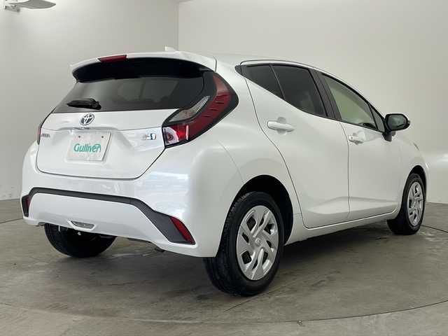 トヨタ アクア X 兵庫県 2022(令4)年 6.2万km プラチナホワイトパールマイカ ・純正ディスプレイオーディオ/・Bluetooth/Miracast/Apple car play//・トヨタセーフティセンス/・レーントレーシングアシスト/・プリクラッシュセーフティ/・ロードサインアシスト/・先行車発進告知機能/・後退速度抑制/・横滑り防止装置/・オートハイビーム/・レーダークルーズコントロール/・ステアリングリモコン/・AC100V充電/・電動格納ミラー/・社外フロアマット/・LEDヘッドライト/・プッシュスタートボタン/・スマートキー