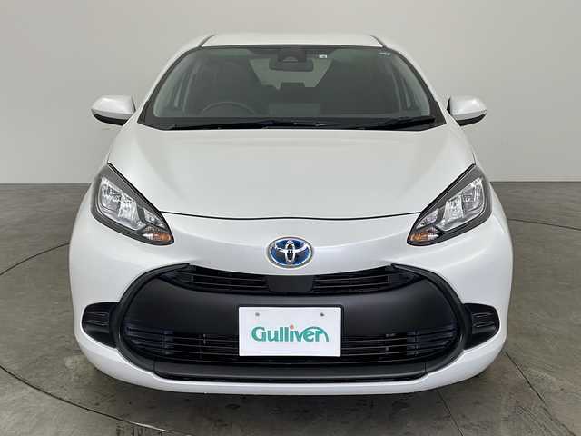 トヨタ アクア X 兵庫県 2022(令4)年 6.2万km プラチナホワイトパールマイカ ・純正ディスプレイオーディオ/・Bluetooth/Miracast/Apple car play//・トヨタセーフティセンス/・レーントレーシングアシスト/・プリクラッシュセーフティ/・ロードサインアシスト/・先行車発進告知機能/・後退速度抑制/・横滑り防止装置/・オートハイビーム/・レーダークルーズコントロール/・ステアリングリモコン/・AC100V充電/・電動格納ミラー/・社外フロアマット/・LEDヘッドライト/・プッシュスタートボタン/・スマートキー