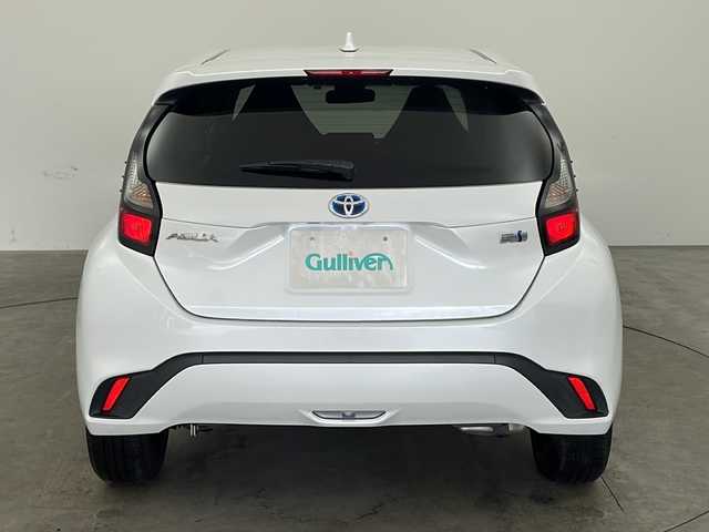 トヨタ アクア X 兵庫県 2022(令4)年 6.2万km プラチナホワイトパールマイカ ・純正ディスプレイオーディオ/・Bluetooth/Miracast/Apple car play//・トヨタセーフティセンス/・レーントレーシングアシスト/・プリクラッシュセーフティ/・ロードサインアシスト/・先行車発進告知機能/・後退速度抑制/・横滑り防止装置/・オートハイビーム/・レーダークルーズコントロール/・ステアリングリモコン/・AC100V充電/・電動格納ミラー/・社外フロアマット/・LEDヘッドライト/・プッシュスタートボタン/・スマートキー