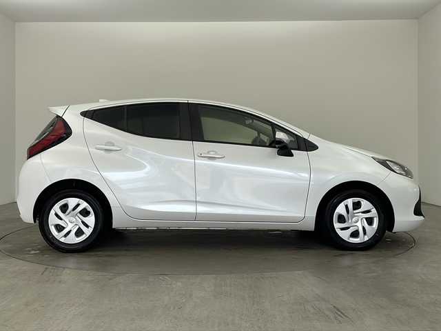 トヨタ アクア X 兵庫県 2022(令4)年 6.2万km プラチナホワイトパールマイカ ・純正ディスプレイオーディオ/・Bluetooth/Miracast/Apple car play//・トヨタセーフティセンス/・レーントレーシングアシスト/・プリクラッシュセーフティ/・ロードサインアシスト/・先行車発進告知機能/・後退速度抑制/・横滑り防止装置/・オートハイビーム/・レーダークルーズコントロール/・ステアリングリモコン/・AC100V充電/・電動格納ミラー/・社外フロアマット/・LEDヘッドライト/・プッシュスタートボタン/・スマートキー