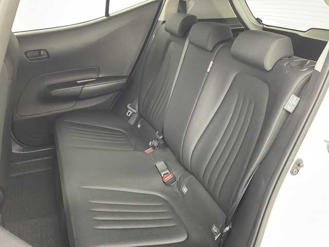 トヨタ アクア X 兵庫県 2022(令4)年 6.2万km プラチナホワイトパールマイカ ・純正ディスプレイオーディオ/・Bluetooth/Miracast/Apple car play//・トヨタセーフティセンス/・レーントレーシングアシスト/・プリクラッシュセーフティ/・ロードサインアシスト/・先行車発進告知機能/・後退速度抑制/・横滑り防止装置/・オートハイビーム/・レーダークルーズコントロール/・ステアリングリモコン/・AC100V充電/・電動格納ミラー/・社外フロアマット/・LEDヘッドライト/・プッシュスタートボタン/・スマートキー