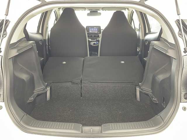 トヨタ アクア X 兵庫県 2022(令4)年 6.2万km プラチナホワイトパールマイカ ・純正ディスプレイオーディオ/・Bluetooth/Miracast/Apple car play//・トヨタセーフティセンス/・レーントレーシングアシスト/・プリクラッシュセーフティ/・ロードサインアシスト/・先行車発進告知機能/・後退速度抑制/・横滑り防止装置/・オートハイビーム/・レーダークルーズコントロール/・ステアリングリモコン/・AC100V充電/・電動格納ミラー/・社外フロアマット/・LEDヘッドライト/・プッシュスタートボタン/・スマートキー