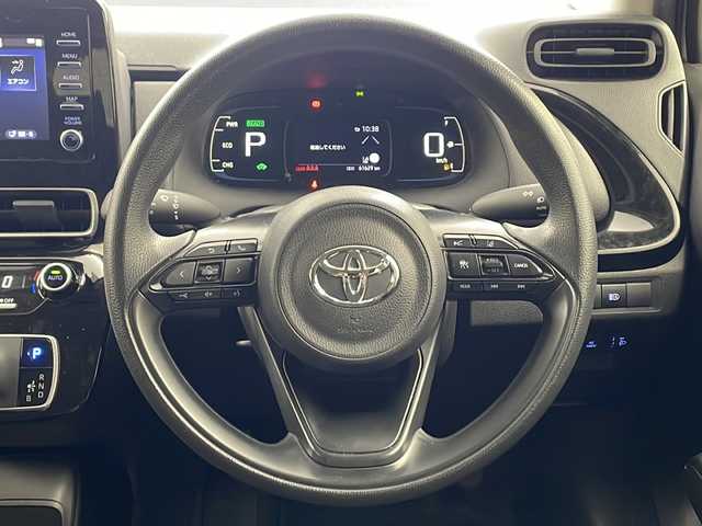 トヨタ アクア X 兵庫県 2022(令4)年 6.2万km プラチナホワイトパールマイカ ・純正ディスプレイオーディオ/・Bluetooth/Miracast/Apple car play//・トヨタセーフティセンス/・レーントレーシングアシスト/・プリクラッシュセーフティ/・ロードサインアシスト/・先行車発進告知機能/・後退速度抑制/・横滑り防止装置/・オートハイビーム/・レーダークルーズコントロール/・ステアリングリモコン/・AC100V充電/・電動格納ミラー/・社外フロアマット/・LEDヘッドライト/・プッシュスタートボタン/・スマートキー