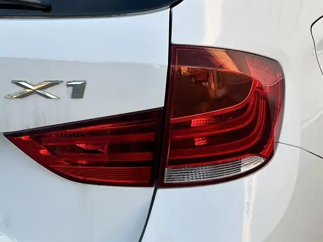 ＢＭＷ Ｘ１ xDrive 20i ファッショニスタ 山形県 2013(平25)年 12.7万km アルピンホワイトⅢ 4WD/純正HDDナビ/・AM/FM/CD/DVD/アイドリングストップ/コーナーセンサー/横滑り防止装置/盗難防止装置/LEDヘッドライト/オートライト/フロントフォグランプ/レザーシート/パワーシート（D/N席）/シートヒーター（D/N席）/バックカメラ/レーダー探知機/純正フロアマット/純正ドアバイザー