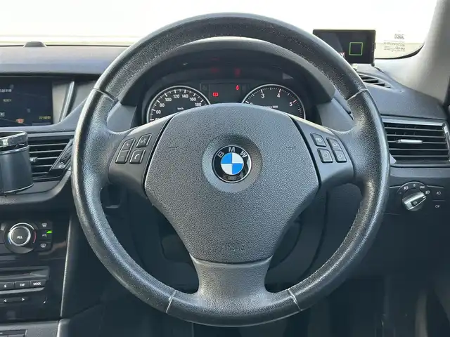 ＢＭＷ Ｘ１ xDrive 20i ファッショニスタ 山形県 2013(平25)年 12.7万km アルピンホワイトⅢ 4WD/純正HDDナビ/・AM/FM/CD/DVD/アイドリングストップ/コーナーセンサー/横滑り防止装置/盗難防止装置/LEDヘッドライト/オートライト/フロントフォグランプ/レザーシート/パワーシート（D/N席）/シートヒーター（D/N席）/バックカメラ/レーダー探知機/純正フロアマット/純正ドアバイザー