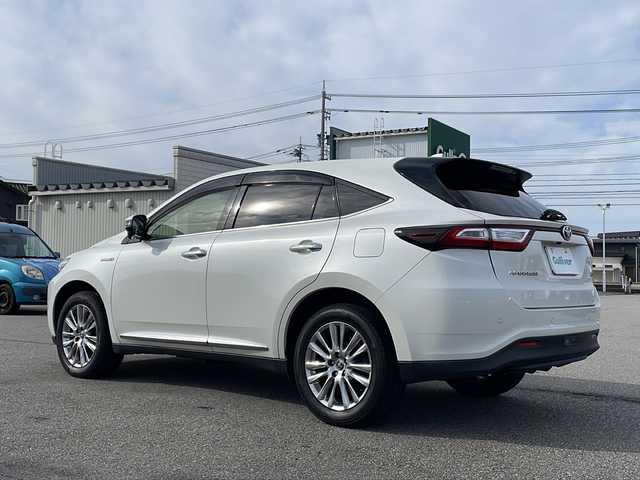 トヨタ ハリアー ハイブリッド プレミアム 富山県 2017(平29)年 12.5万km ホワイトパールクリスタルシャイン 禁煙車/４ＷＤ/ハーフレザー/ディーラーオプション９インチナビ/型式：NS2T-Y66T/【フルセグＴＶ/Bluetooth/CD/DVD/SD】/ビルトインＥＴＣ/運転席側パワーシート/クルーズコントロール追従機能有/バックカメラ/プッシュスタート/フォグランプ/純正フロアマット/純正アルミホイール/LEDヘッドライト