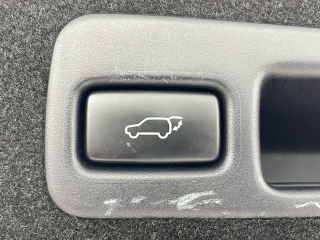 トヨタ ハリアー ハイブリッド プレミアム 富山県 2017(平29)年 12.5万km ホワイトパールクリスタルシャイン 禁煙車/４ＷＤ/ハーフレザー/ディーラーオプション９インチナビ/型式：NS2T-Y66T/【フルセグＴＶ/Bluetooth/CD/DVD/SD】/ビルトインＥＴＣ/運転席側パワーシート/クルーズコントロール追従機能有/バックカメラ/プッシュスタート/フォグランプ/純正フロアマット/純正アルミホイール/LEDヘッドライト