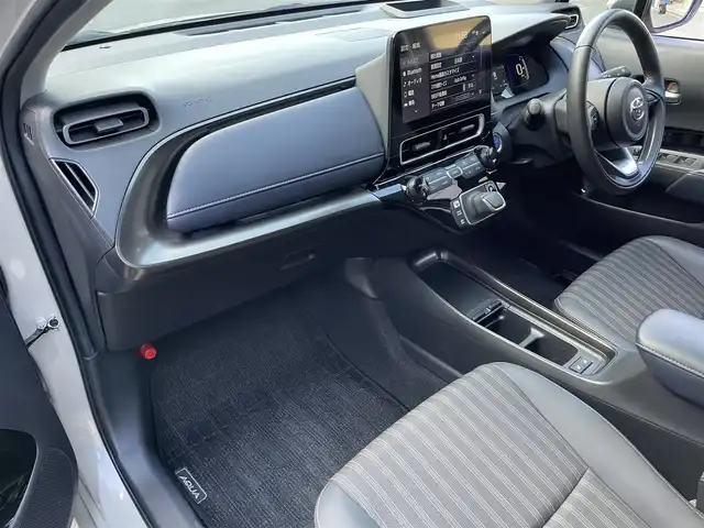 トヨタ アクア Z 滋賀県 2022(令4)年 2.6万km クリアベージュメタリック 純正10.5型ディスプレイオーディオ/（BT/USB）/トヨタセーフティセンス/・プリクラッシュセーフティ（PCS）/・レーントレーシングアシスト（LTA）/・レーダークルーズコントロール（全車速追従機能付）/・ロードサインアシスト（RSA）/・オートマチックハイビーム（AHB）/・先行車発進告知機能/パーキングサポートブレーキ/クリアランスソナー/ブラインドスポットモニター（BSM）/アドバンスト パーク（駐車支援システム）/バック/フロント/サイドカメラ/ビルトインETC/ハーフレザーシート/D席パワーシート/前席シートヒーター/ステアリングヒーター/AC100V/LEDヘッドライト/純正フロアマット/純正15インチAW