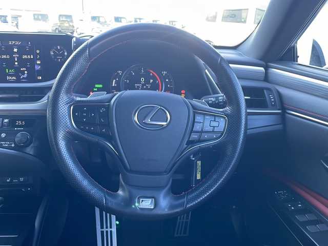 レクサス ＥＳ 300h Fスポーツ 三重県 2019(令1)年 3万km グラファイトブラックガラスフレーク 純正１２．３型ナビ/サンルーフ/純正デジタルインナーミラー/ＢＳＭ/レーダークルーズコントロール/純正ビルトインＥＴＣ２．０/バックカメラ/電動リアゲート/シートヒーター/ステアリングヒーター/革巻きステアリング/パドルシフト/パワーシート/メモリーシート/赤レザーシート/ベンチレーション/レーンキープアシスト/コーナーセンサー/衝突被害軽減システム/盗難防止装置/三眼LEDヘッドライト/オートライト/オートマチックハイビーム/フォグランプ/電動格納ミラー/禁煙車