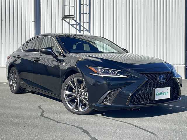 レクサス ＥＳ 300h Fスポーツ 三重県 2019(令1)年 3万km グラファイトブラックガラスフレーク 純正１２．３型ナビ/サンルーフ/純正デジタルインナーミラー/ＢＳＭ/レーダークルーズコントロール/純正ビルトインＥＴＣ２．０/バックカメラ/電動リアゲート/シートヒーター/ステアリングヒーター/革巻きステアリング/パドルシフト/パワーシート/メモリーシート/赤レザーシート/ベンチレーション/レーンキープアシスト/コーナーセンサー/衝突被害軽減システム/盗難防止装置/三眼LEDヘッドライト/オートライト/オートマチックハイビーム/フォグランプ/電動格納ミラー/禁煙車