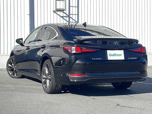 レクサス ＥＳ 300h Fスポーツ 三重県 2019(令1)年 3万km グラファイトブラックガラスフレーク 純正１２．３型ナビ/サンルーフ/純正デジタルインナーミラー/ＢＳＭ/レーダークルーズコントロール/純正ビルトインＥＴＣ２．０/バックカメラ/電動リアゲート/シートヒーター/ステアリングヒーター/革巻きステアリング/パドルシフト/パワーシート/メモリーシート/赤レザーシート/ベンチレーション/レーンキープアシスト/コーナーセンサー/衝突被害軽減システム/盗難防止装置/三眼LEDヘッドライト/オートライト/オートマチックハイビーム/フォグランプ/電動格納ミラー/禁煙車