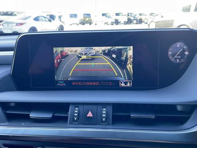 レクサス ＥＳ 300h Fスポーツ 三重県 2019(令1)年 3万km グラファイトブラックガラスフレーク 純正１２．３型ナビ/サンルーフ/純正デジタルインナーミラー/ＢＳＭ/レーダークルーズコントロール/純正ビルトインＥＴＣ２．０/バックカメラ/電動リアゲート/シートヒーター/ステアリングヒーター/革巻きステアリング/パドルシフト/パワーシート/メモリーシート/赤レザーシート/ベンチレーション/レーンキープアシスト/コーナーセンサー/衝突被害軽減システム/盗難防止装置/三眼LEDヘッドライト/オートライト/オートマチックハイビーム/フォグランプ/電動格納ミラー/禁煙車