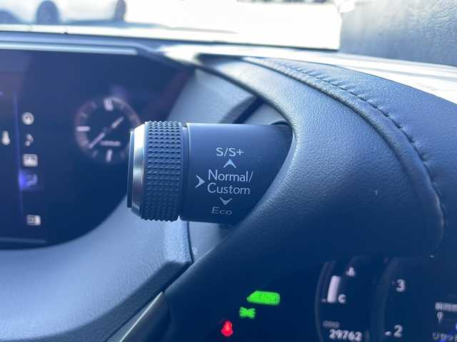 レクサス ＥＳ 300h Fスポーツ 三重県 2019(令1)年 3万km グラファイトブラックガラスフレーク 純正１２．３型ナビ/サンルーフ/純正デジタルインナーミラー/ＢＳＭ/レーダークルーズコントロール/純正ビルトインＥＴＣ２．０/バックカメラ/電動リアゲート/シートヒーター/ステアリングヒーター/革巻きステアリング/パドルシフト/パワーシート/メモリーシート/赤レザーシート/ベンチレーション/レーンキープアシスト/コーナーセンサー/衝突被害軽減システム/盗難防止装置/三眼LEDヘッドライト/オートライト/オートマチックハイビーム/フォグランプ/電動格納ミラー/禁煙車