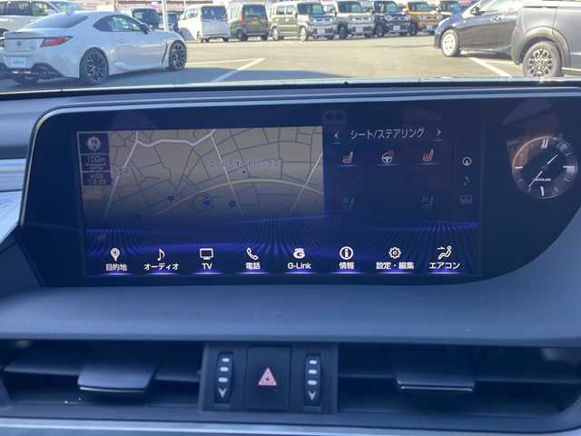 レクサス ＥＳ 300h Fスポーツ 三重県 2019(令1)年 3万km グラファイトブラックガラスフレーク 純正１２．３型ナビ/サンルーフ/純正デジタルインナーミラー/ＢＳＭ/レーダークルーズコントロール/純正ビルトインＥＴＣ２．０/バックカメラ/電動リアゲート/シートヒーター/ステアリングヒーター/革巻きステアリング/パドルシフト/パワーシート/メモリーシート/赤レザーシート/ベンチレーション/レーンキープアシスト/コーナーセンサー/衝突被害軽減システム/盗難防止装置/三眼LEDヘッドライト/オートライト/オートマチックハイビーム/フォグランプ/電動格納ミラー/禁煙車