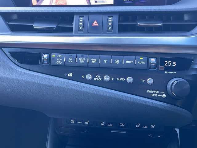 レクサス ＥＳ 300h Fスポーツ 三重県 2019(令1)年 3万km グラファイトブラックガラスフレーク 純正１２．３型ナビ/サンルーフ/純正デジタルインナーミラー/ＢＳＭ/レーダークルーズコントロール/純正ビルトインＥＴＣ２．０/バックカメラ/電動リアゲート/シートヒーター/ステアリングヒーター/革巻きステアリング/パドルシフト/パワーシート/メモリーシート/赤レザーシート/ベンチレーション/レーンキープアシスト/コーナーセンサー/衝突被害軽減システム/盗難防止装置/三眼LEDヘッドライト/オートライト/オートマチックハイビーム/フォグランプ/電動格納ミラー/禁煙車