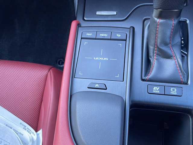 レクサス ＥＳ 300h Fスポーツ 三重県 2019(令1)年 3万km グラファイトブラックガラスフレーク 純正１２．３型ナビ/サンルーフ/純正デジタルインナーミラー/ＢＳＭ/レーダークルーズコントロール/純正ビルトインＥＴＣ２．０/バックカメラ/電動リアゲート/シートヒーター/ステアリングヒーター/革巻きステアリング/パドルシフト/パワーシート/メモリーシート/赤レザーシート/ベンチレーション/レーンキープアシスト/コーナーセンサー/衝突被害軽減システム/盗難防止装置/三眼LEDヘッドライト/オートライト/オートマチックハイビーム/フォグランプ/電動格納ミラー/禁煙車