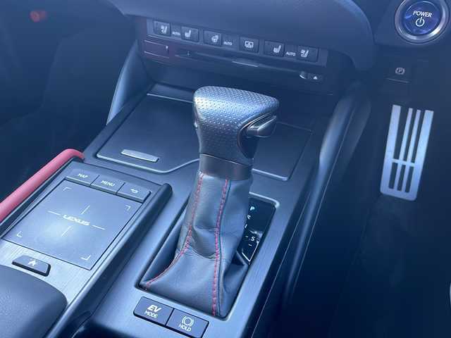 レクサス ＥＳ 300h Fスポーツ 三重県 2019(令1)年 3万km グラファイトブラックガラスフレーク 純正１２．３型ナビ/サンルーフ/純正デジタルインナーミラー/ＢＳＭ/レーダークルーズコントロール/純正ビルトインＥＴＣ２．０/バックカメラ/電動リアゲート/シートヒーター/ステアリングヒーター/革巻きステアリング/パドルシフト/パワーシート/メモリーシート/赤レザーシート/ベンチレーション/レーンキープアシスト/コーナーセンサー/衝突被害軽減システム/盗難防止装置/三眼LEDヘッドライト/オートライト/オートマチックハイビーム/フォグランプ/電動格納ミラー/禁煙車