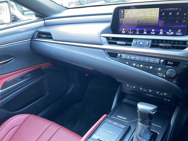 レクサス ＥＳ 300h Fスポーツ 三重県 2019(令1)年 3万km グラファイトブラックガラスフレーク 純正１２．３型ナビ/サンルーフ/純正デジタルインナーミラー/ＢＳＭ/レーダークルーズコントロール/純正ビルトインＥＴＣ２．０/バックカメラ/電動リアゲート/シートヒーター/ステアリングヒーター/革巻きステアリング/パドルシフト/パワーシート/メモリーシート/赤レザーシート/ベンチレーション/レーンキープアシスト/コーナーセンサー/衝突被害軽減システム/盗難防止装置/三眼LEDヘッドライト/オートライト/オートマチックハイビーム/フォグランプ/電動格納ミラー/禁煙車