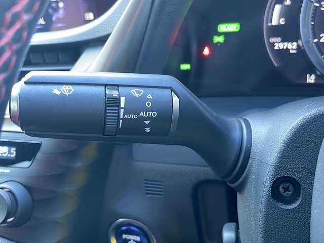 レクサス ＥＳ 300h Fスポーツ 三重県 2019(令1)年 3万km グラファイトブラックガラスフレーク 純正１２．３型ナビ/サンルーフ/純正デジタルインナーミラー/ＢＳＭ/レーダークルーズコントロール/純正ビルトインＥＴＣ２．０/バックカメラ/電動リアゲート/シートヒーター/ステアリングヒーター/革巻きステアリング/パドルシフト/パワーシート/メモリーシート/赤レザーシート/ベンチレーション/レーンキープアシスト/コーナーセンサー/衝突被害軽減システム/盗難防止装置/三眼LEDヘッドライト/オートライト/オートマチックハイビーム/フォグランプ/電動格納ミラー/禁煙車